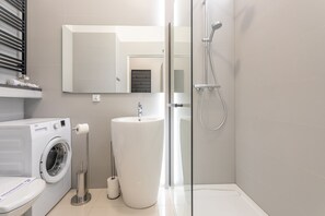 Dusche, Haartrockner, Handtücher, Seife