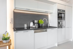 Kühlschrank, Mikrowelle, Ofen, Herdplatte