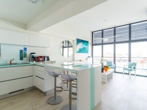 Fridge, microwave, oven, stovetop - Air-conditioned apartment with parking and balcony in Arcachon (Arcachon)