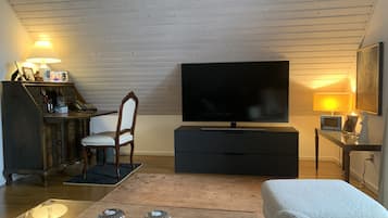 コンフォート ハウス | リビング エリア | 50 インチの薄型テレビ (ケーブル放送視聴可)、テレビ、Netflix
