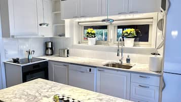 Casa Confort | Cocina privada | Refrigerador, horno, parrilla de estufa y lavavajillas