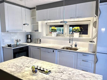 Comfort House | Private kitchen | Fridge, oven, stovetop, dishwasher