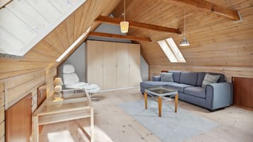 City Townhome | 2 bedrooms, iron/ironing board, free WiFi, bed sheets