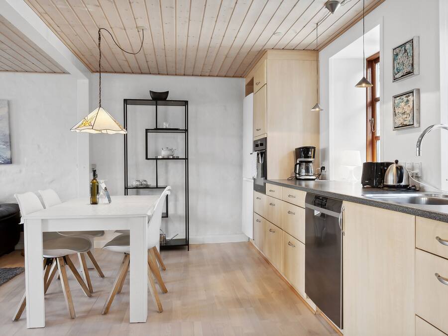 City Townhome | Private kitchen | Fridge, oven, stovetop, dishwasher