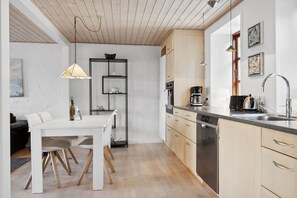 City Townhome | Private kitchen | Fridge, oven, stovetop, dishwasher - City Harbour House (Sønderborg)