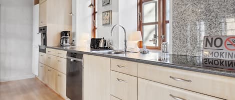City Townhome | Private kitchen | Fridge, oven, stovetop, dishwasher