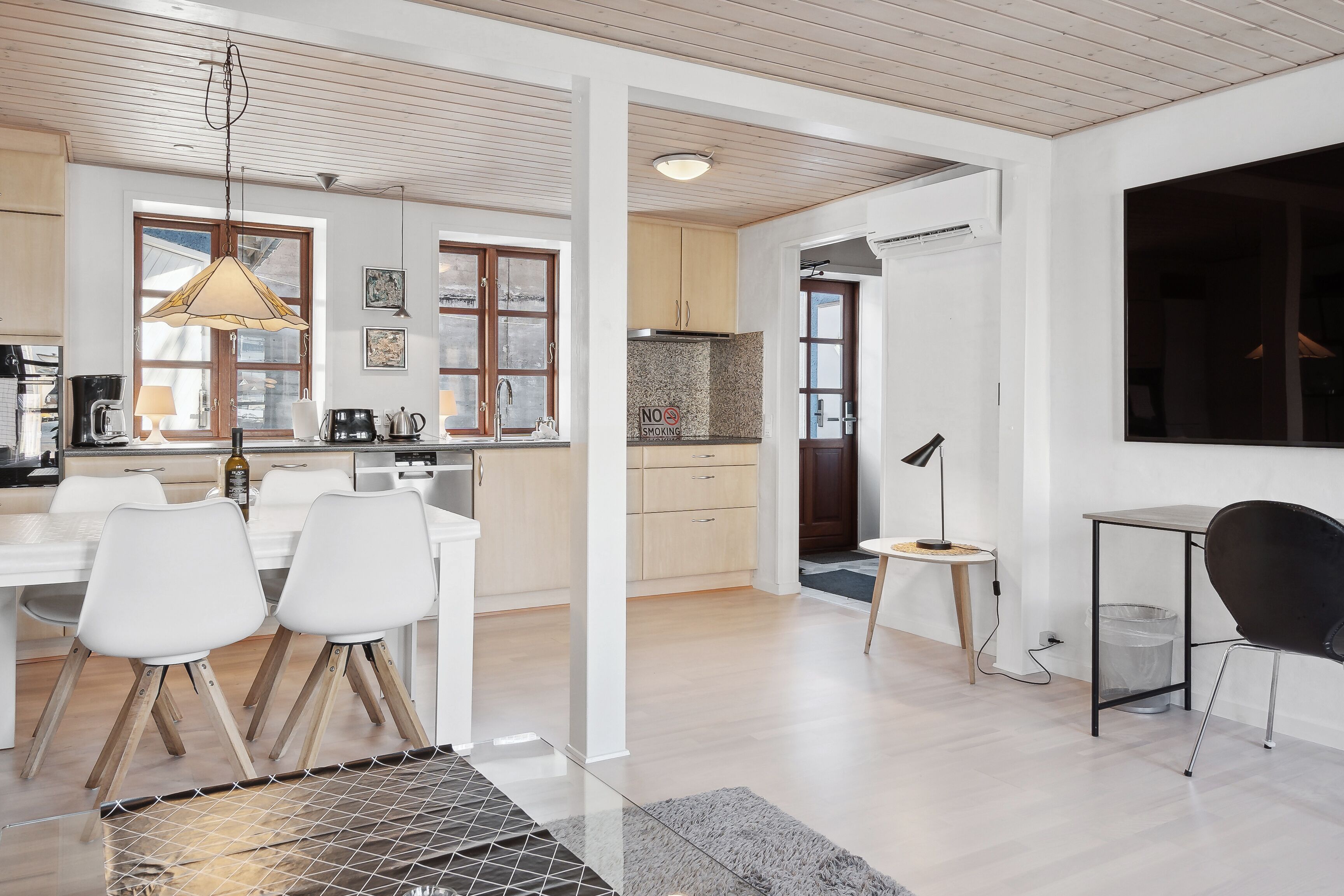 City Townhome | Private kitchen | Fridge, oven, stovetop, dishwasher