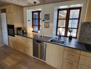 City Townhome | Private kitchen | Fridge, oven, stovetop, dishwasher - City Harbour House (Sønderborg)