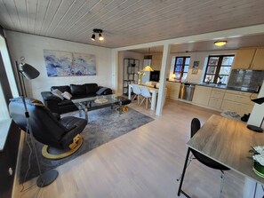 City Townhome | Living room | 75-inch flat-screen TV with cable channels, TV - City Harbour House (Sønderborg)