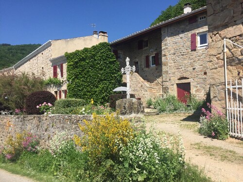 Gîte Authentique avec Wifi et Cheminée à Véranne