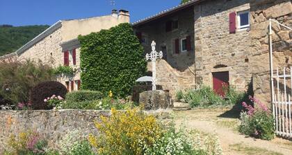 Gßte Authentique avec Wifi et Cheminée à Véranne