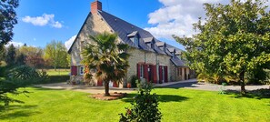 Exterior - La Pichonnière (Isigny-le-Buat)