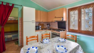 Kühlschrank, Herdplatte, Wasserkocher mit Kaffee-/Teezubehör