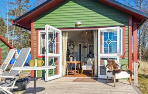 Outdoor dining - Amazing home in Vänersnäs with WiFi (Vänersnäs)