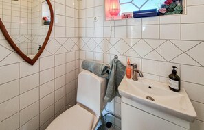 Shower - Amazing home in Vänersnäs with WiFi (Vänersnäs)
