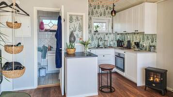 Fridge, coffee/tea maker
