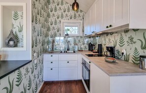 Fridge, microwave, coffee/tea maker, cookware/dishes/utensils - Amazing home in Vänersnäs with WiFi (Vänersnäs)