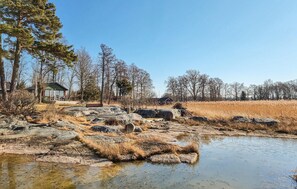 Property grounds - Amazing home in Vänersnäs with WiFi (Vänersnäs)