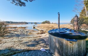 Beach nearby, fishing - Amazing home in Vänersnäs with WiFi (Vänersnäs)