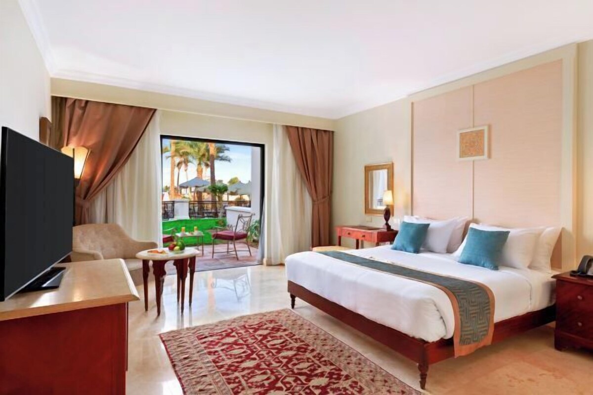 Minibar, bed sheets
