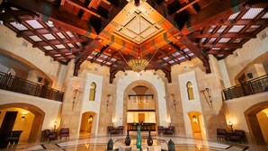 A spacious lobby with a high ceiling, arched doorways, and a central chandelier. - Pickalbatros The Palace Port Ghalib (El Quseir)