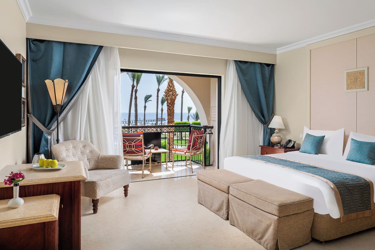 family room, 2 bedrooms | 1 bedroom, minibar, bed sheets