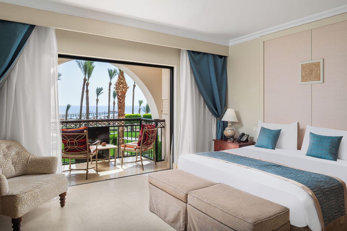 family room, 2 bedrooms | 1 bedroom, minibar, bed sheets