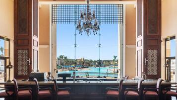 5 bars/lounges, een strandbar