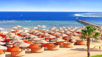Playa privada, sillas reclinables de playa, sombrillas, toallas de playa