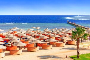 Privat strand, solstolar, parasoller och strandhanddukar