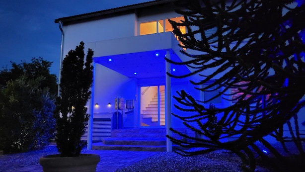 A modern house with a covered entrance and a staircase leading to the upper floor. - Lounge 4 - stylish apartment 51sqm, fully equipped, air conditioning, parking at the house (Koblenz)