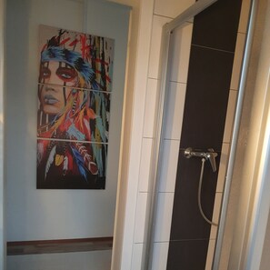 Dusche, Haartrockner, Handtücher, Seife