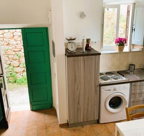Fridge, oven, stovetop, coffee/tea maker