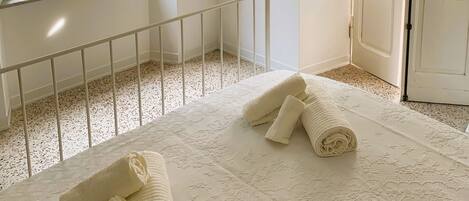 1 sovrum, strykjärn/strykbräda och sängkläder