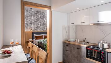 Réfrigérateur, micro-ondes, cafetiÚre/bouilloire, grille-pain