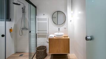 Shower, rainfall showerhead, free toiletries, hair dryer