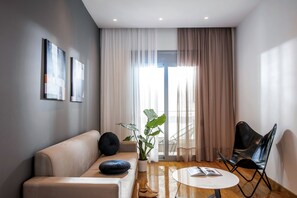 Télévision à écran plat de 32 pouces avec chaînes par câble, télévision