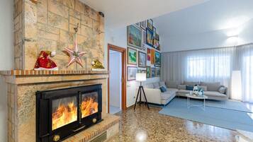 Smart TV, fireplace