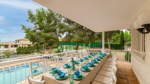 A terrace with a pool, outdoor seating, and a view of the surrounding landscape. - Fidalsa Paradise Pines (La Alcayna)