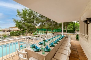 Una terraza con piscina, mobiliario exterior y vistas del paisaje circundante.
