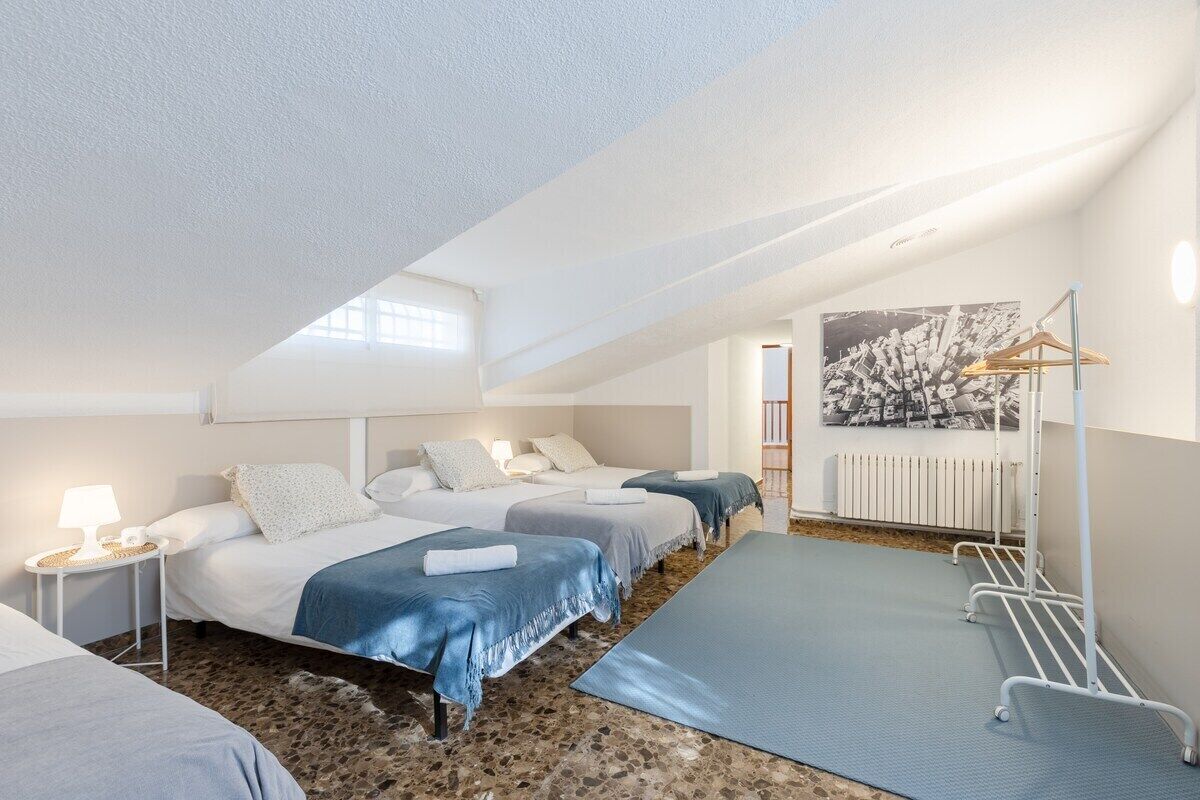 9 chambres, fer et planche à repasser, Wi-Fi, draps fournis
