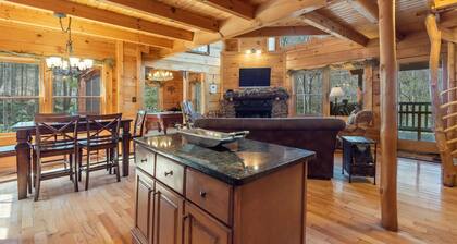 Hot Tub~Secluded Log Cabin~Pool~Pool Table