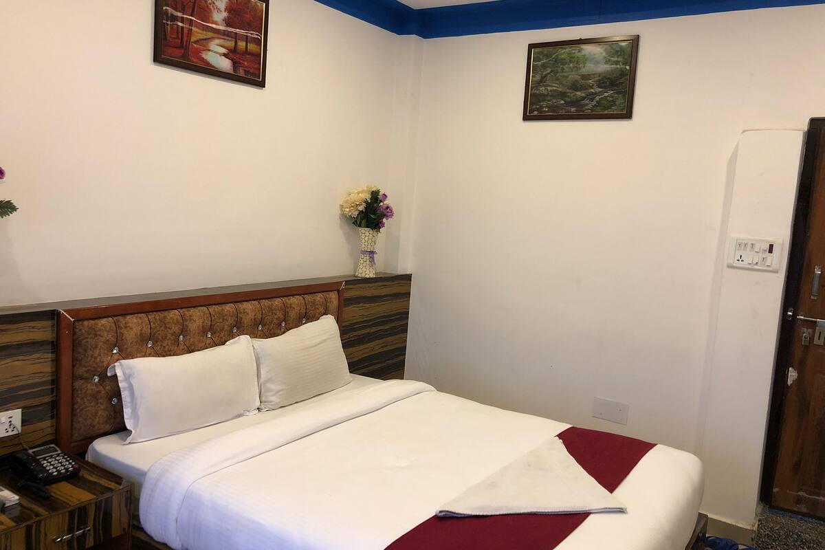 Premium bedding, desk, bed sheets