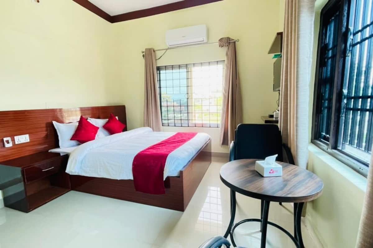 Premium bedding, desk, bed sheets
