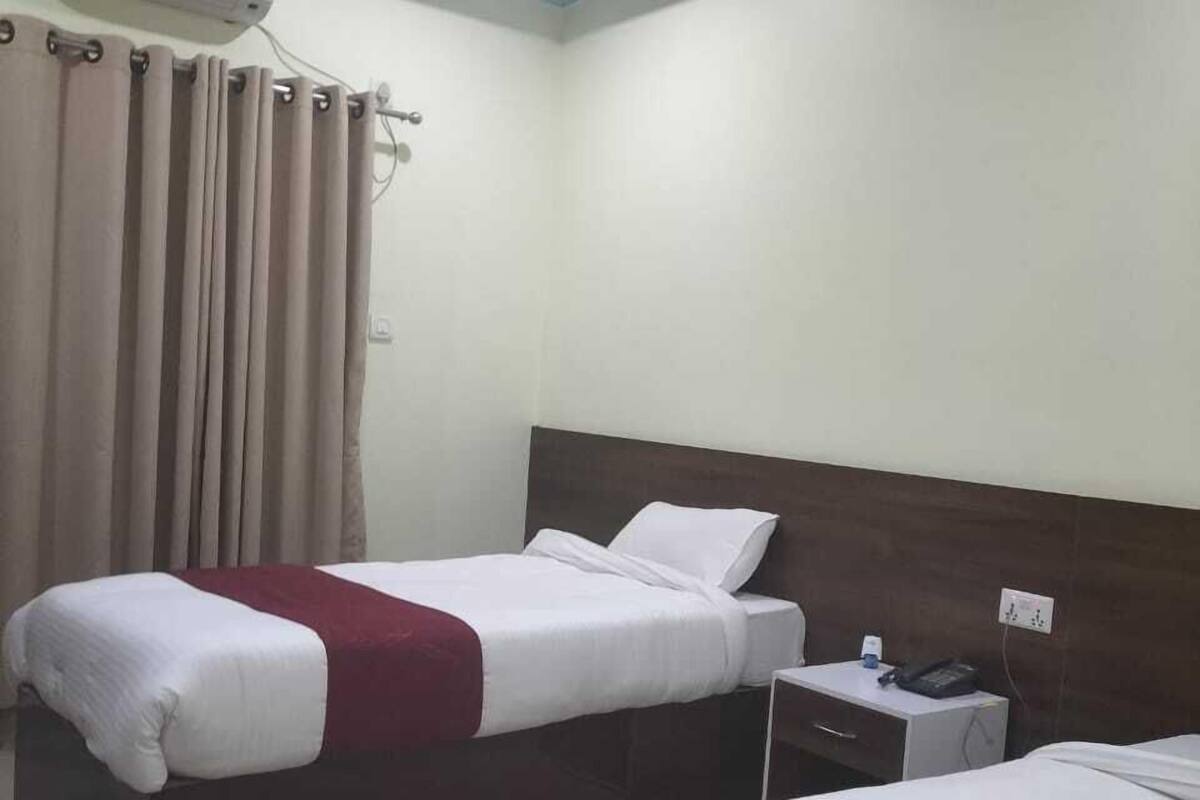 Deluxe Twin Room | Premium bedding, desk, bed sheets