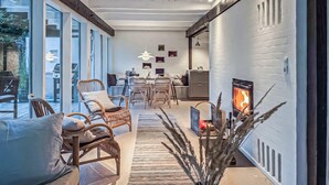 TV, fireplace
