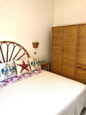 2 bedrooms, travel cot, free WiFi, bed sheets