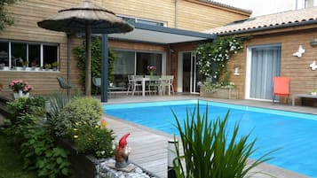 Een buitenzwembad en een verwarmd zwembad