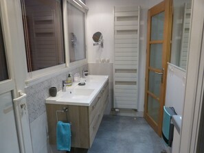 Ensemble douche/baignoire, sèche-cheveux