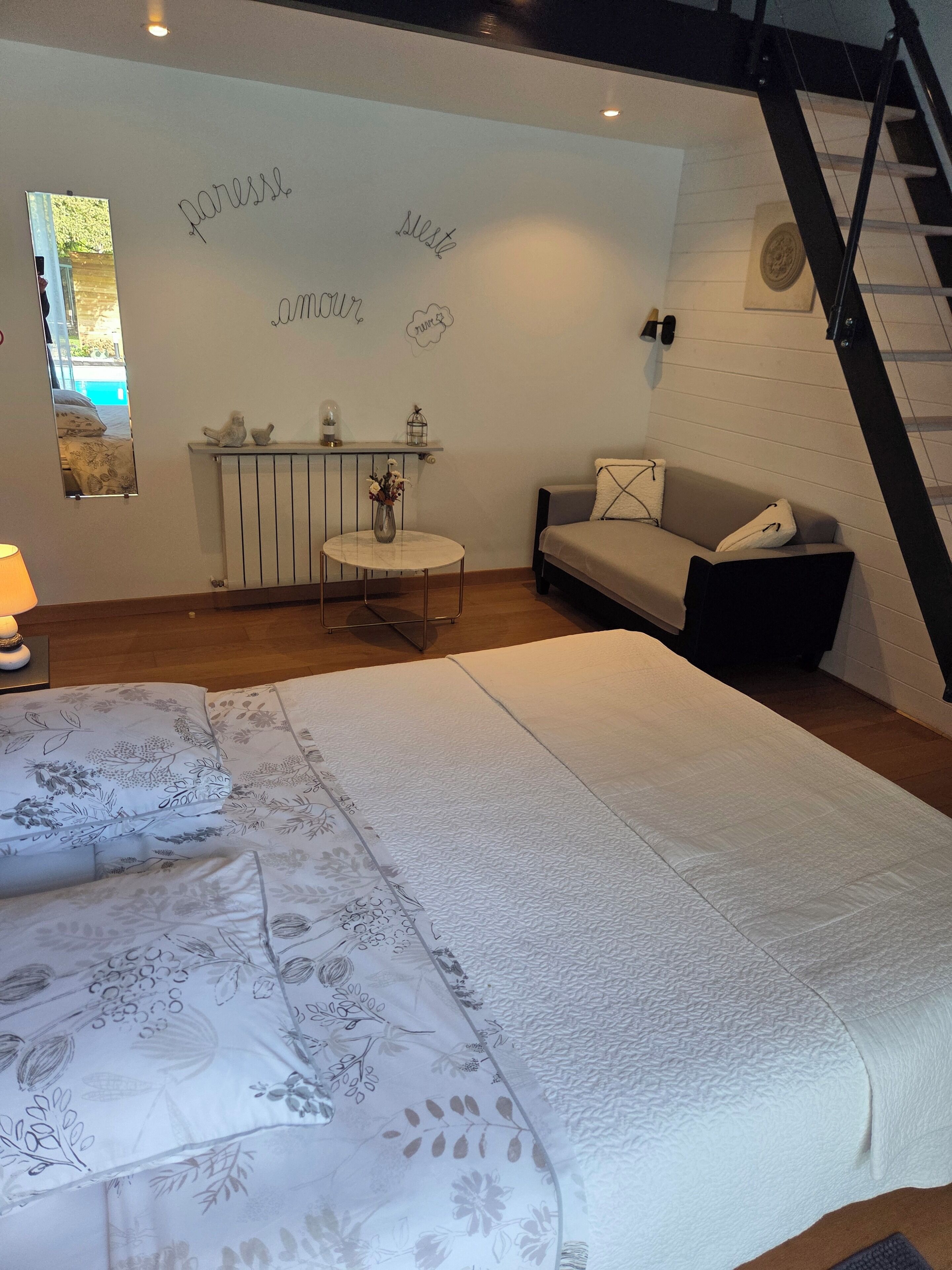2 bedrooms, iron/ironing board, WiFi